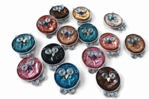 broșă „bufnița pădurii” – bijuterie din capsule reciclate